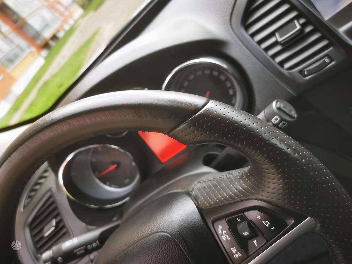 Opel Insignia 2010 — photo 23