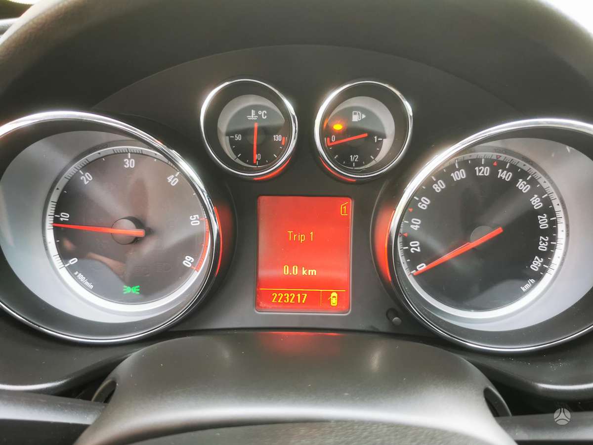 Opel Insignia 2010 — photo 35