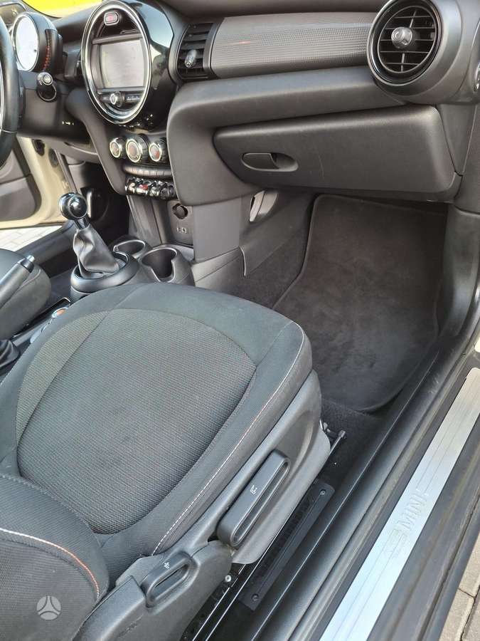 Mini Cooper, 1.5 l., hatchback
