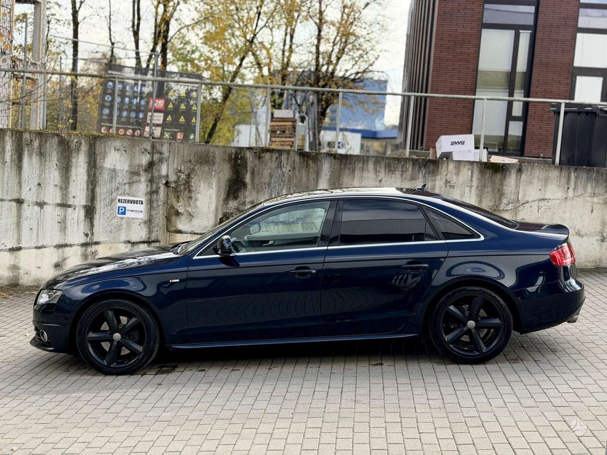Audi A4, Седан