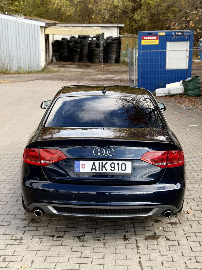 Audi A4, Седан