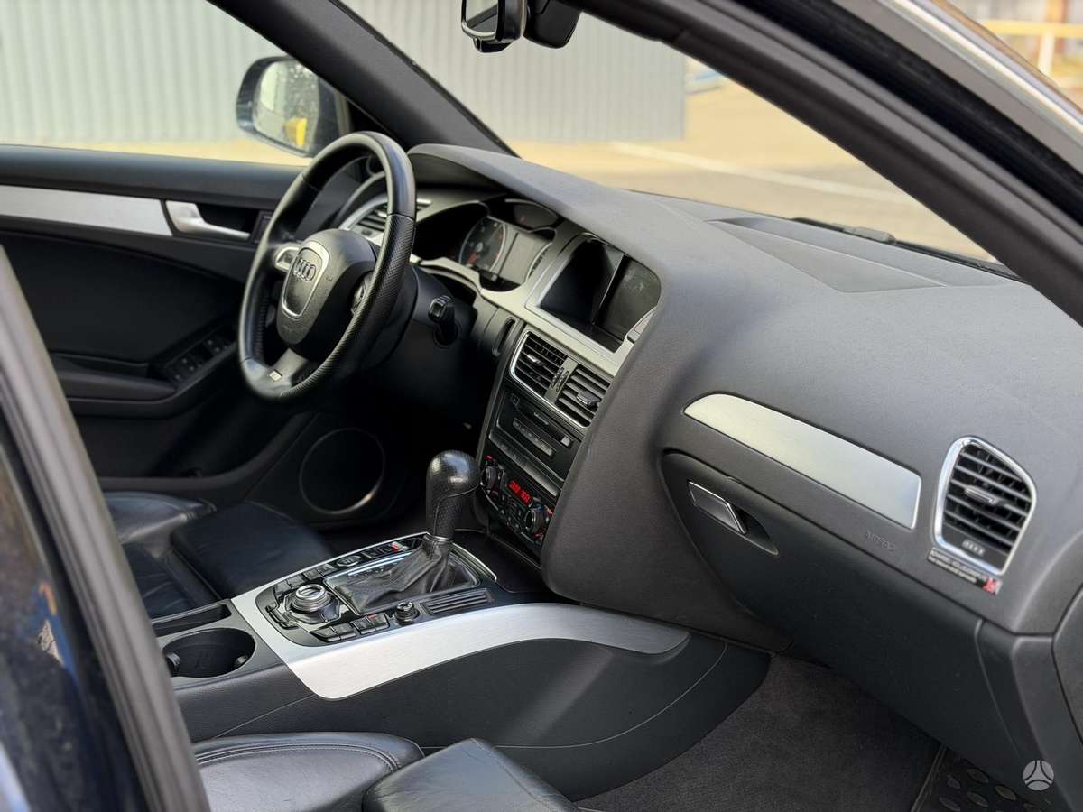 Audi A4, Седан