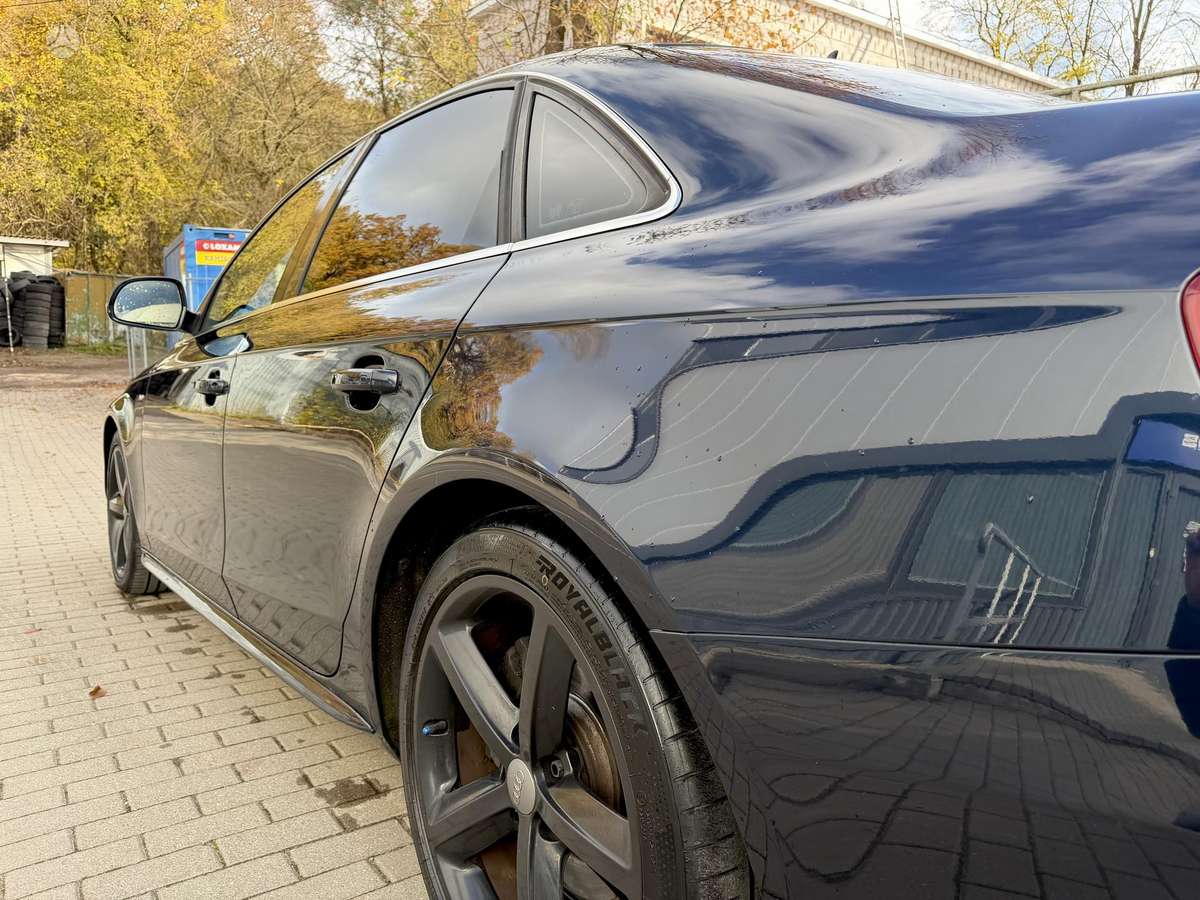 Audi A4, sedanas