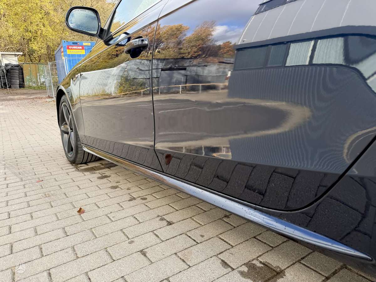 Audi A4, Седан