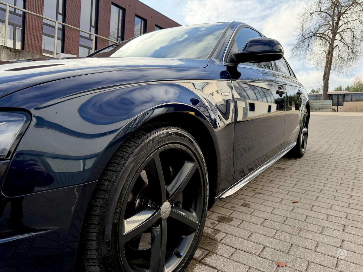 Audi A4, Седан