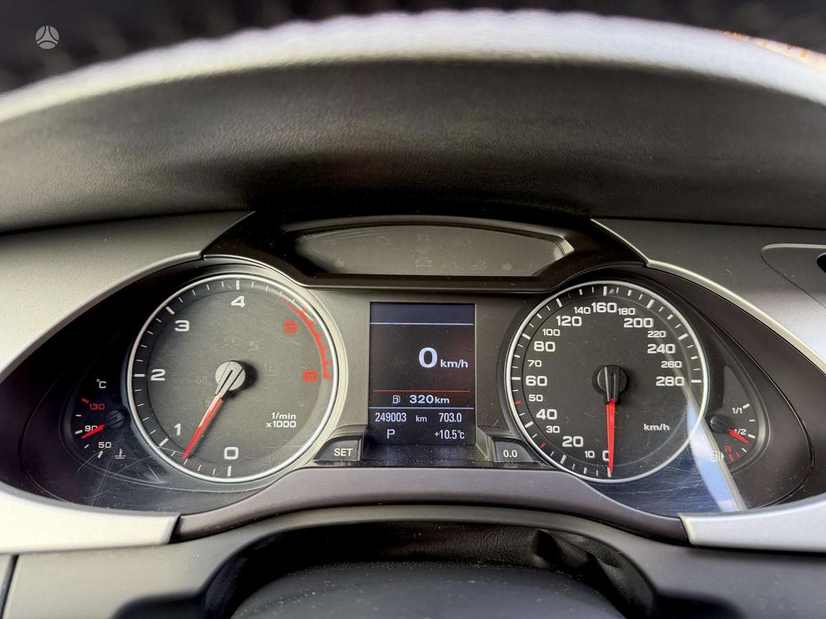 Audi A4, Седан
