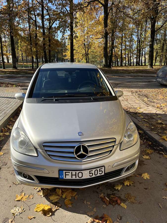 Mercedes-Benz B180
