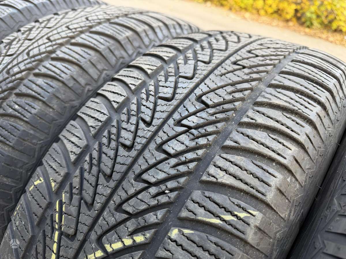 Goodyear UltraGrip 8 Performance, winter 255/60 R18