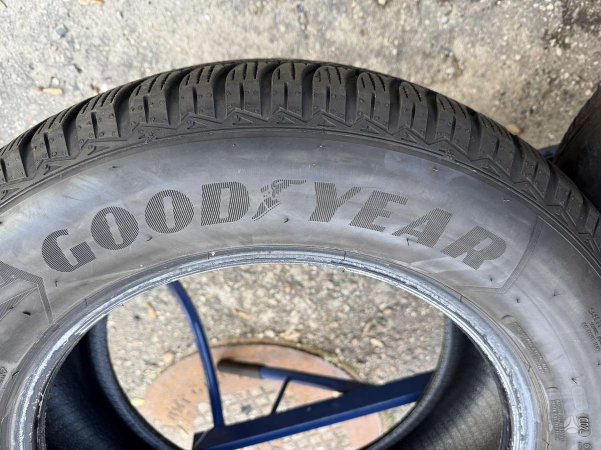 Goodyear UltraGrip 8 Performance, winter 255/60 R18