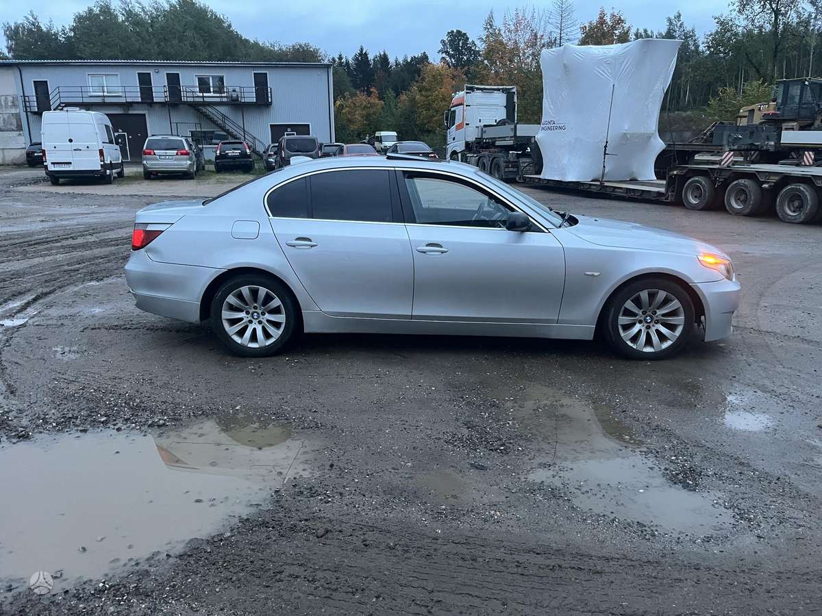 BMW 530, Седан
