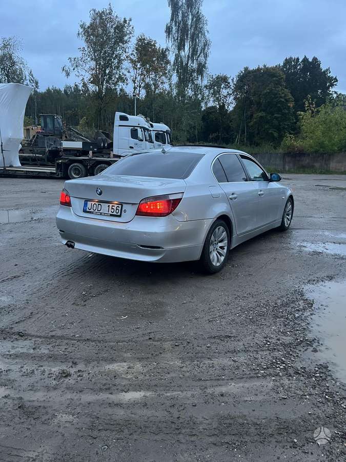 BMW 530, Седан