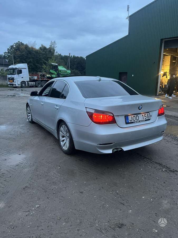 BMW 530, Седан