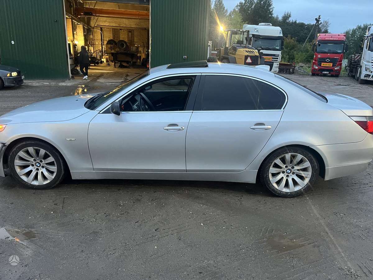 BMW 530, Седан
