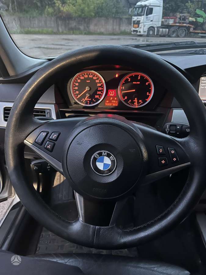 BMW 530, Седан