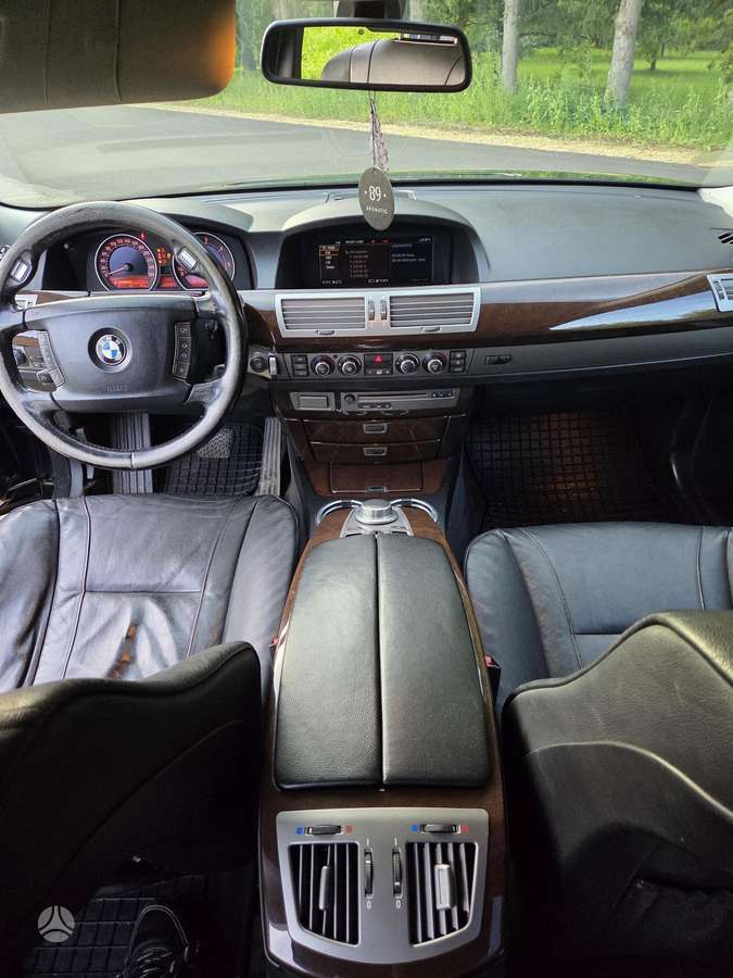 BMW 730, Седан