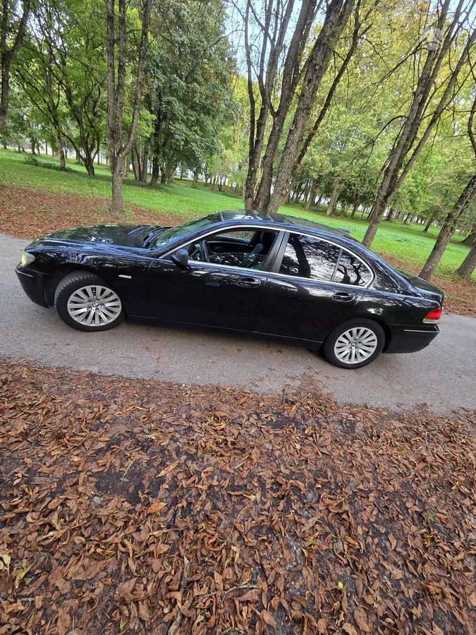 BMW 730, Седан
