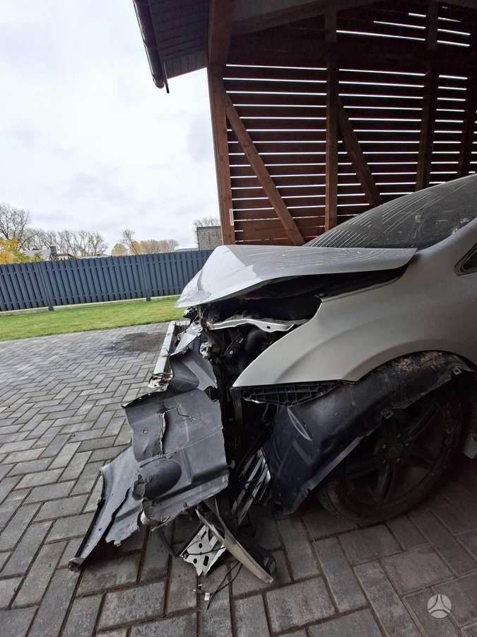 Toyota Avensis 2010 — вигляд ззаду
