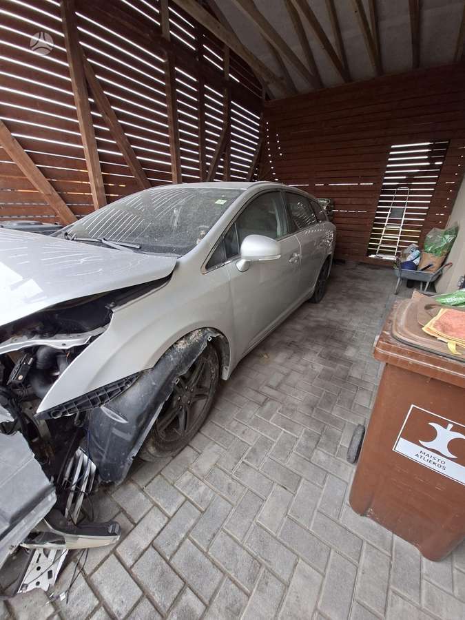 Toyota Avensis 2010 — салон