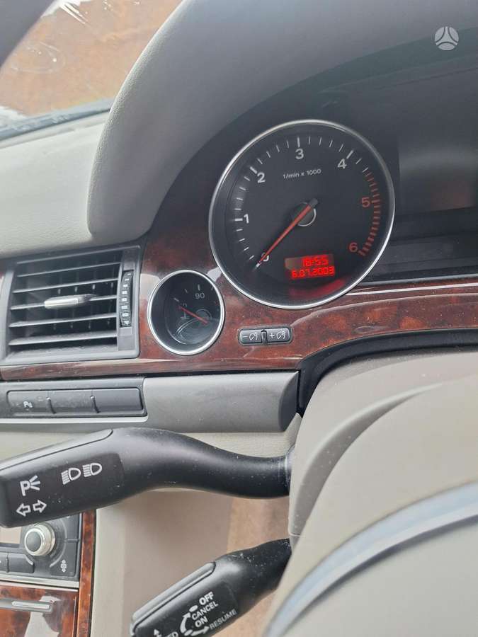 Audi A8 dalimis