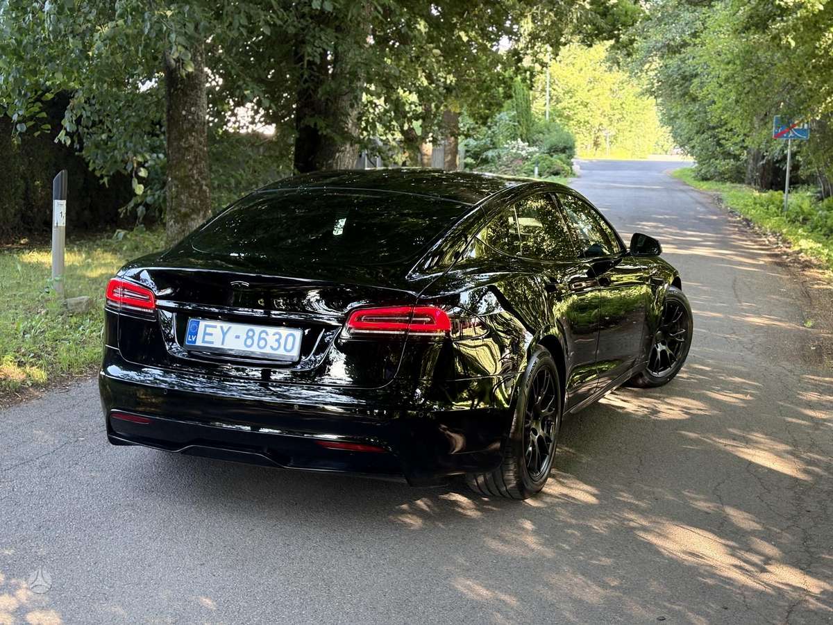 Tesla Model S, Хэтчбек