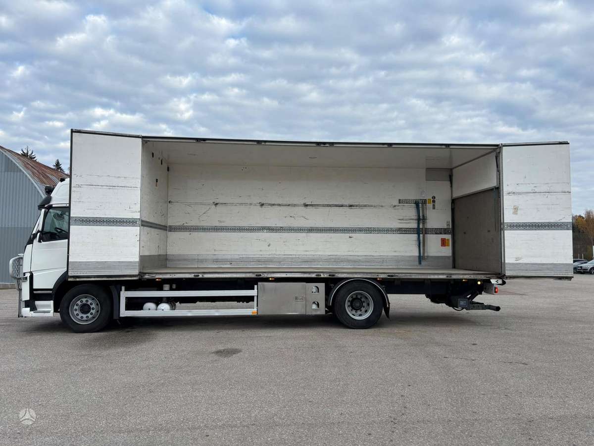 Volvo FM 330, box trucks / box vans