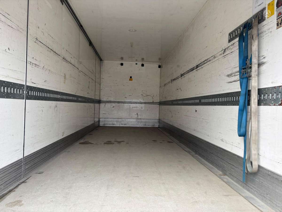 Volvo FM 330, box trucks / box vans
