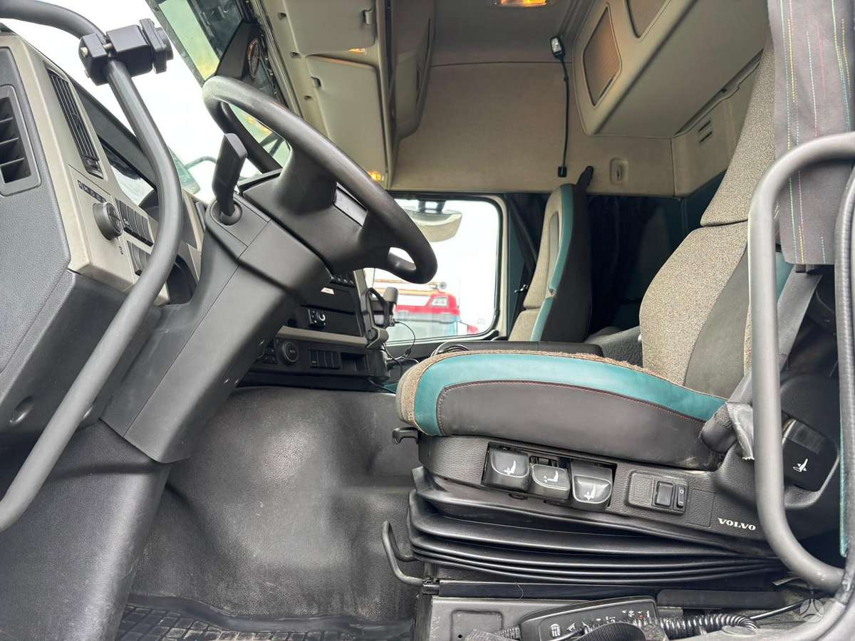 Volvo FM 330, box trucks / box vans