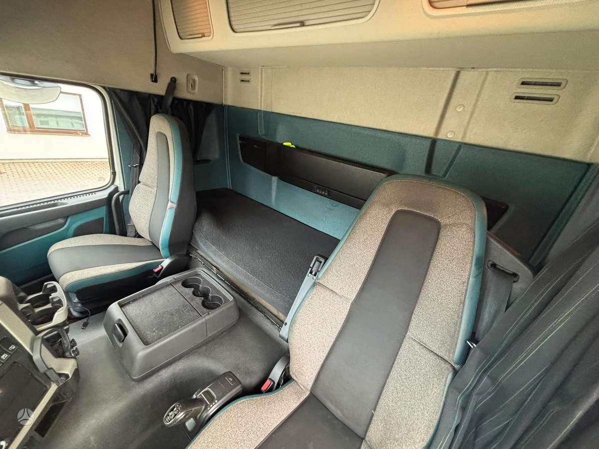 Volvo FM 330, box trucks / box vans
