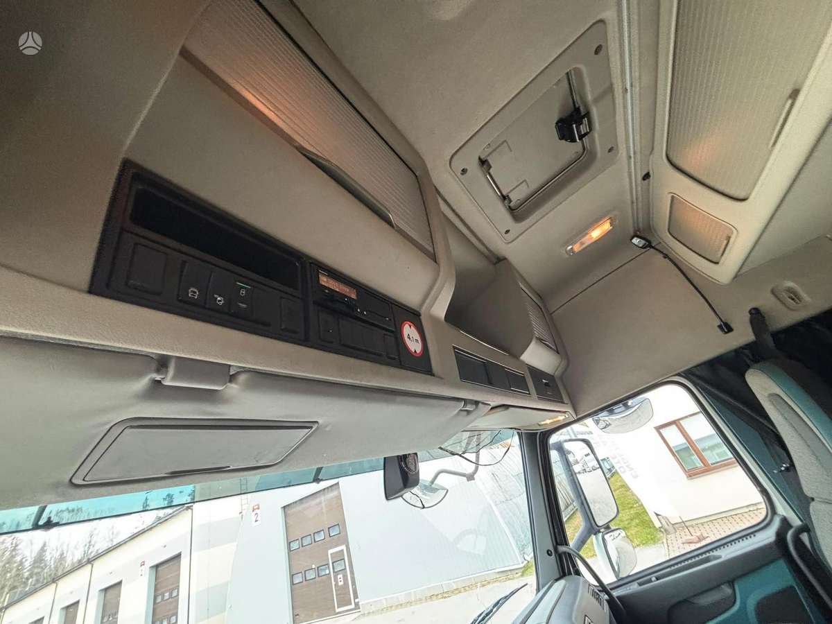 Volvo FM 330, box trucks / box vans