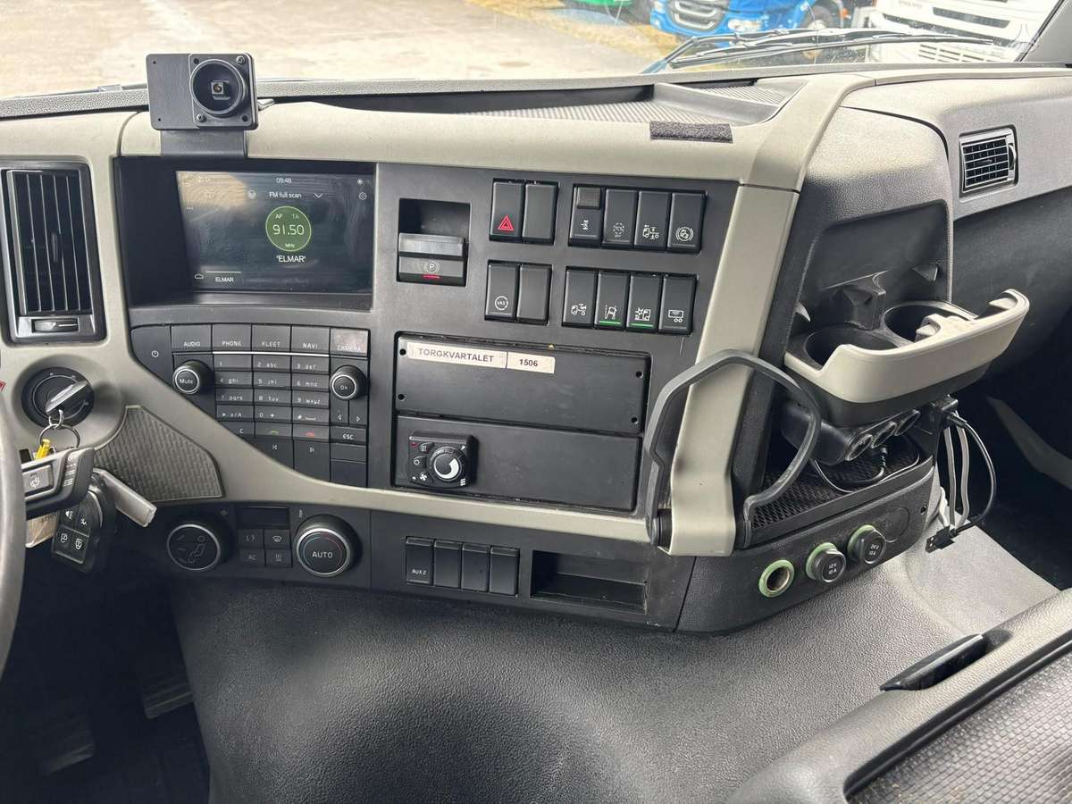 Volvo FM 330, box trucks / box vans