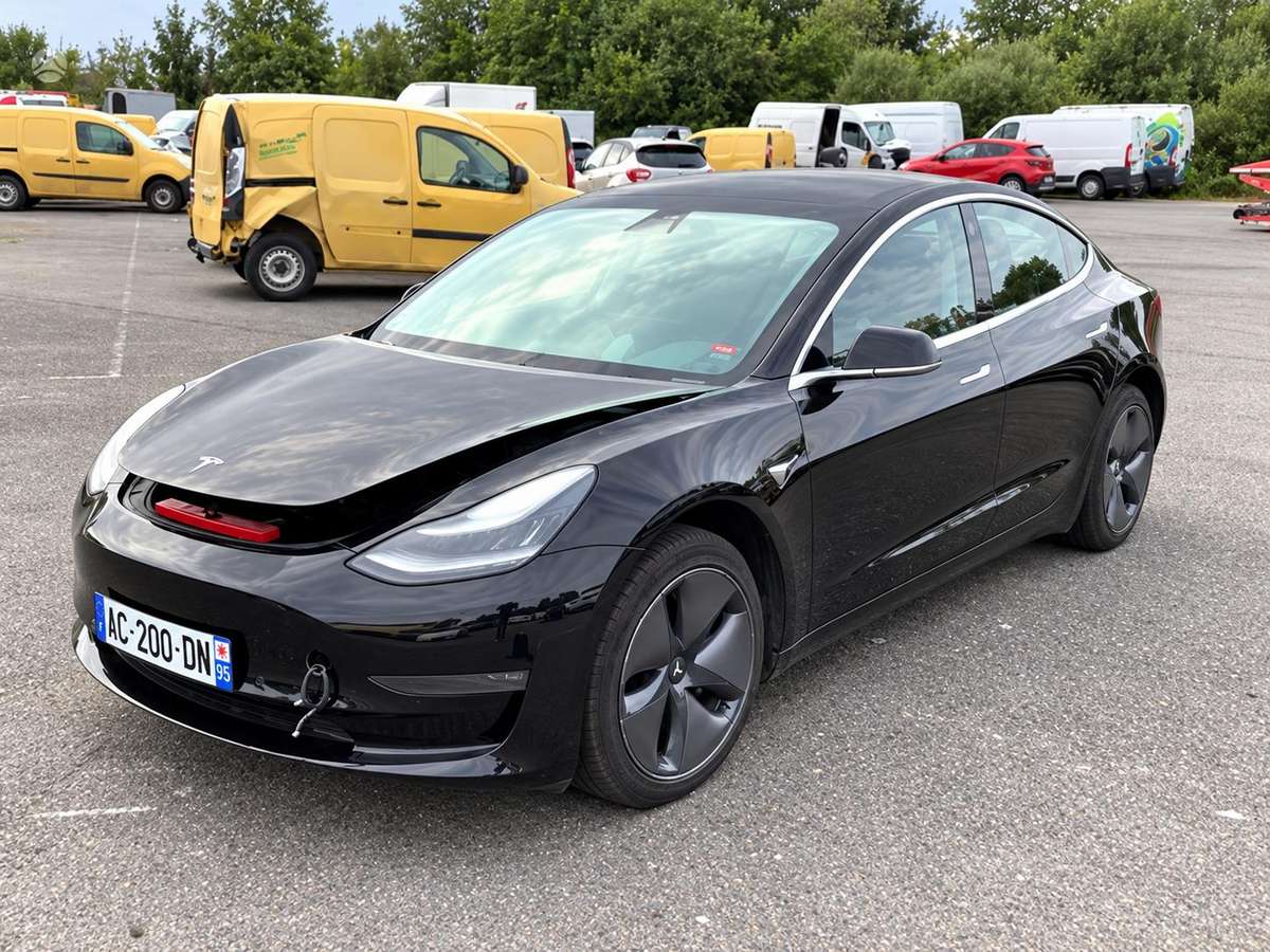 Tesla Model 3, Седан