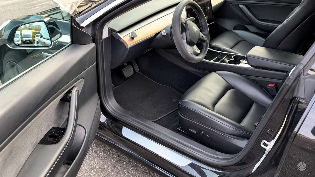 Tesla Model 3, Седан