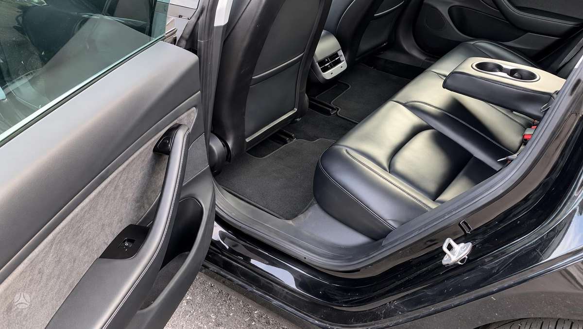 Tesla Model 3, Седан