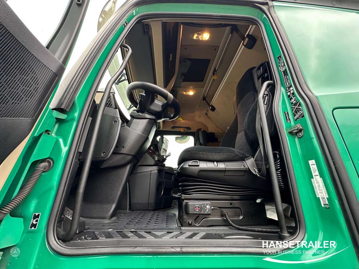 Mercedes-Benz Actros Mega Low Deck, double sleeper