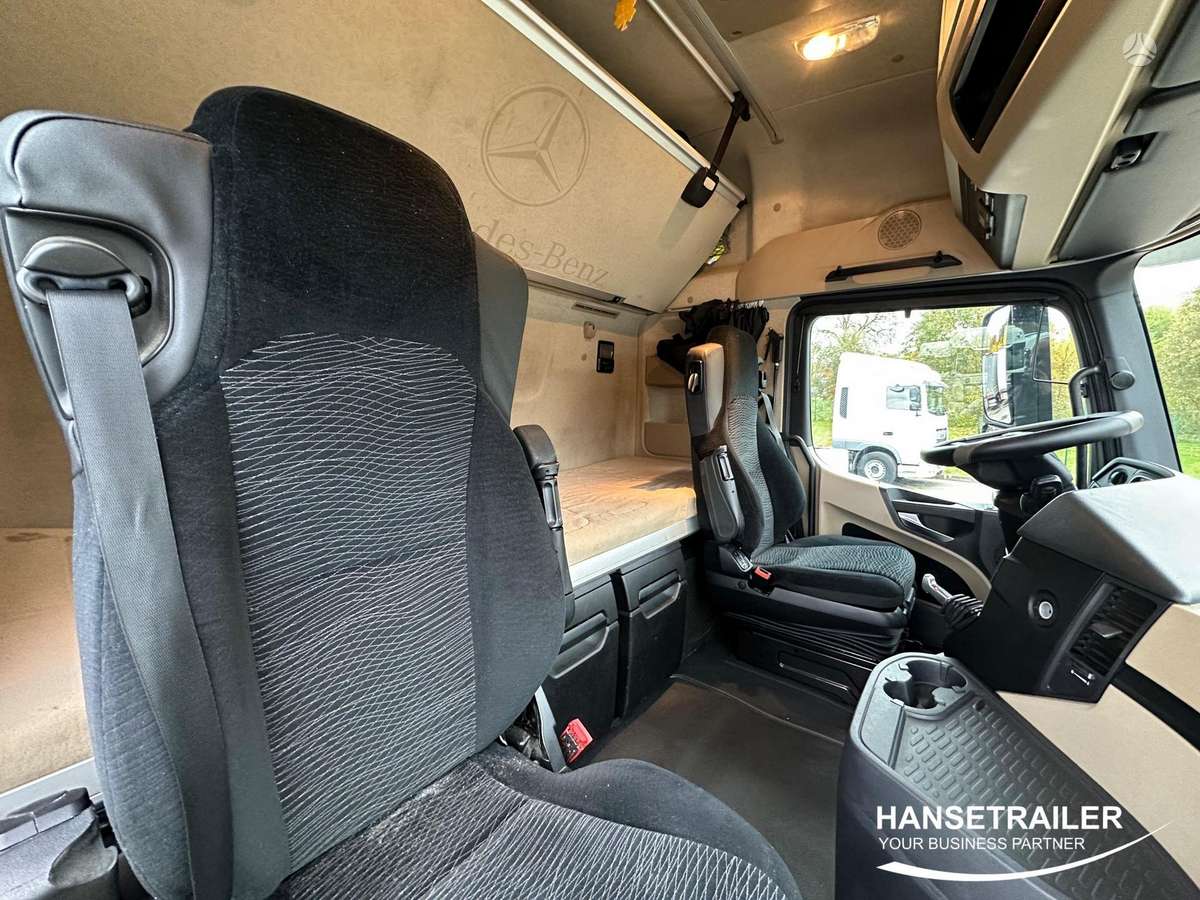 Mercedes-Benz Actros Mega Low Deck, double sleeper