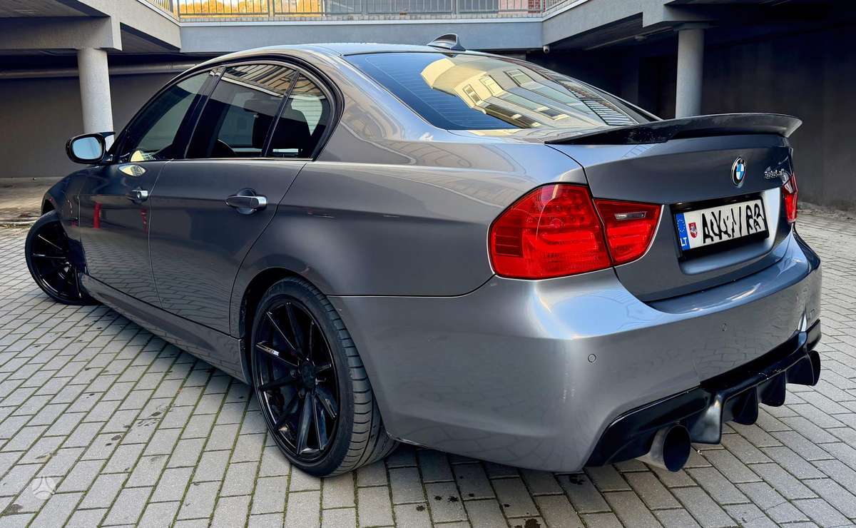 BMW 335, Седан