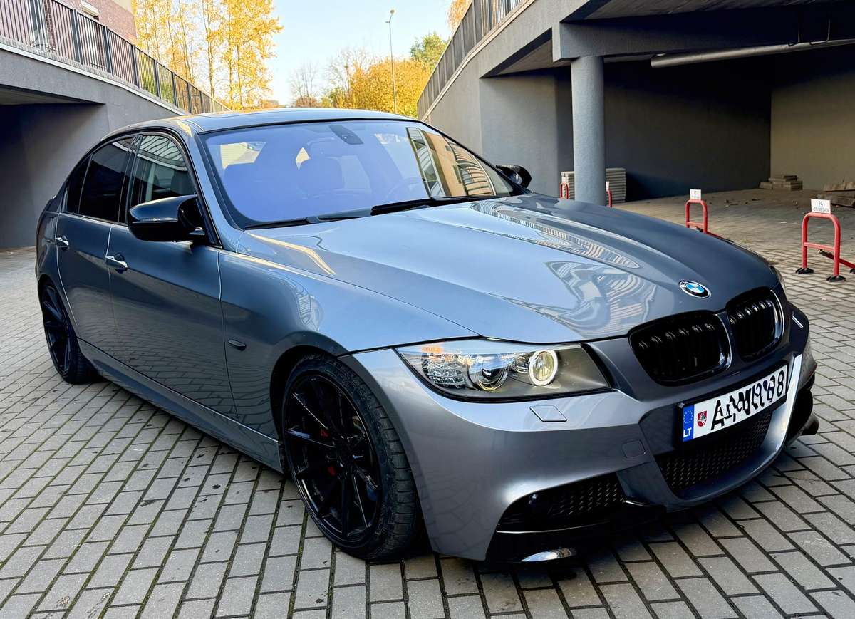 BMW 335, Седан