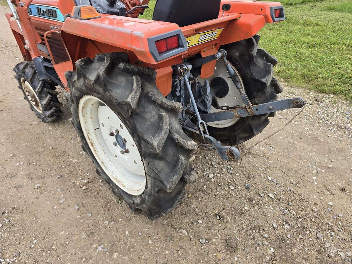 Kubota 225, tractors