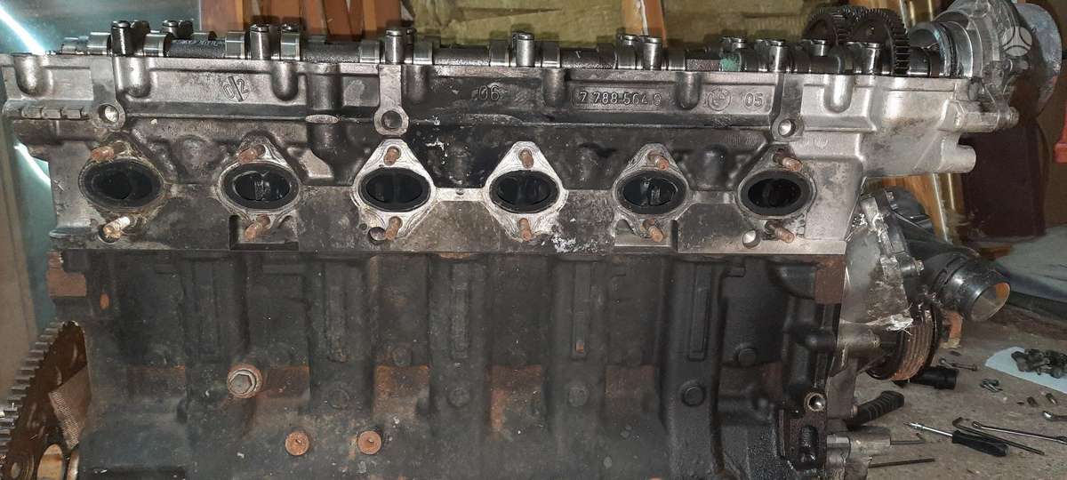 BMW 7 serija engine