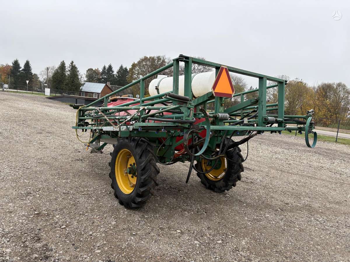 Moteska 18M-2000L, sprayers