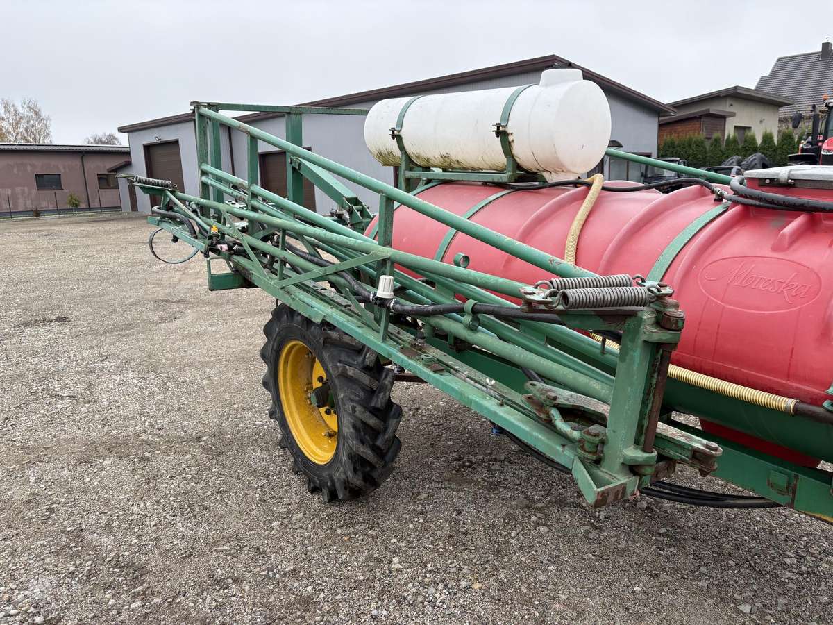 Moteska 18M-2000L, purkštuvai