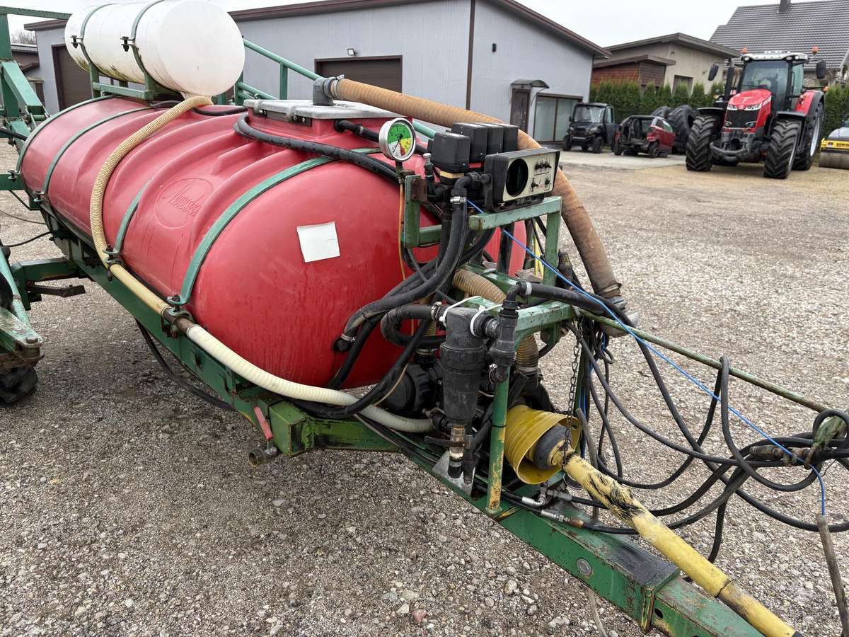 Moteska 18M-2000L, purkštuvai