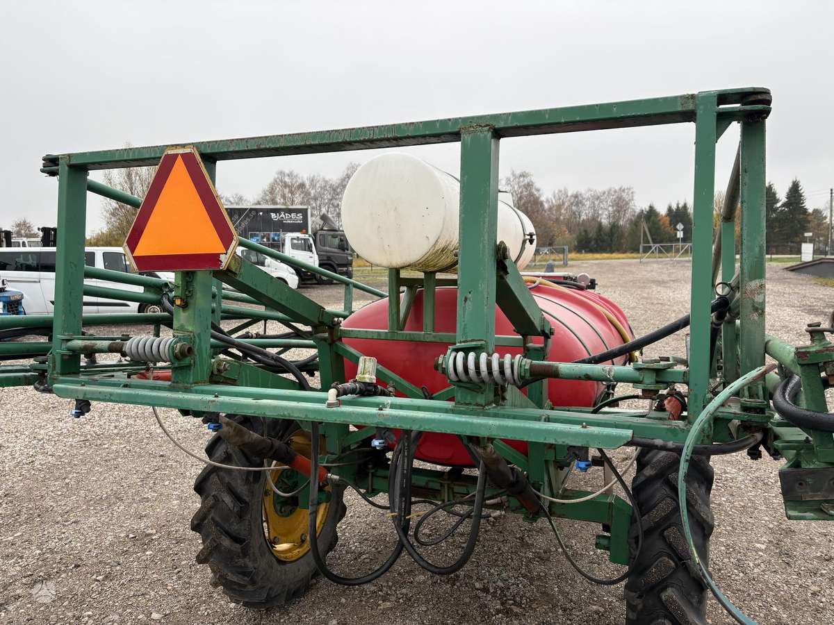 Moteska 18M-2000L, purkštuvai