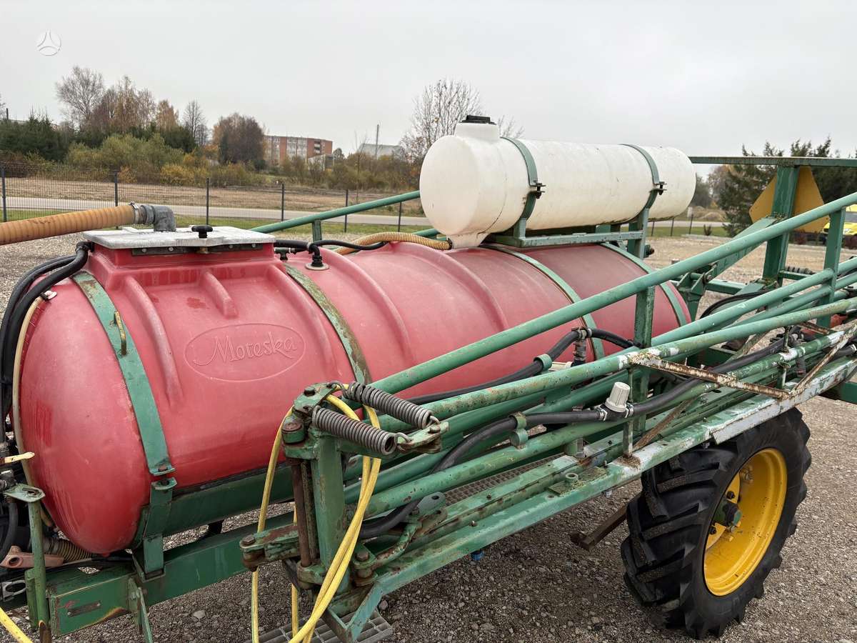 Moteska 18M-2000L, purkštuvai