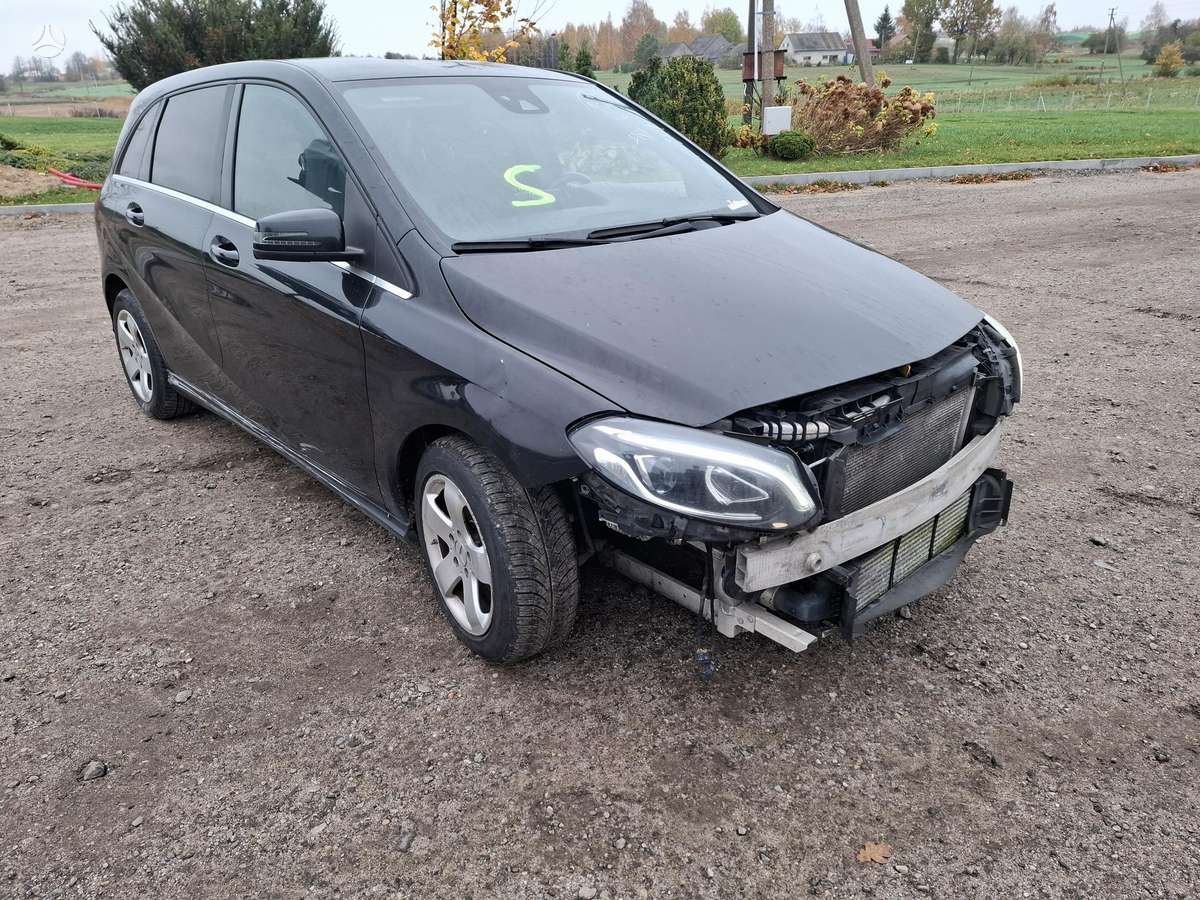 Mercedes-Benz B180