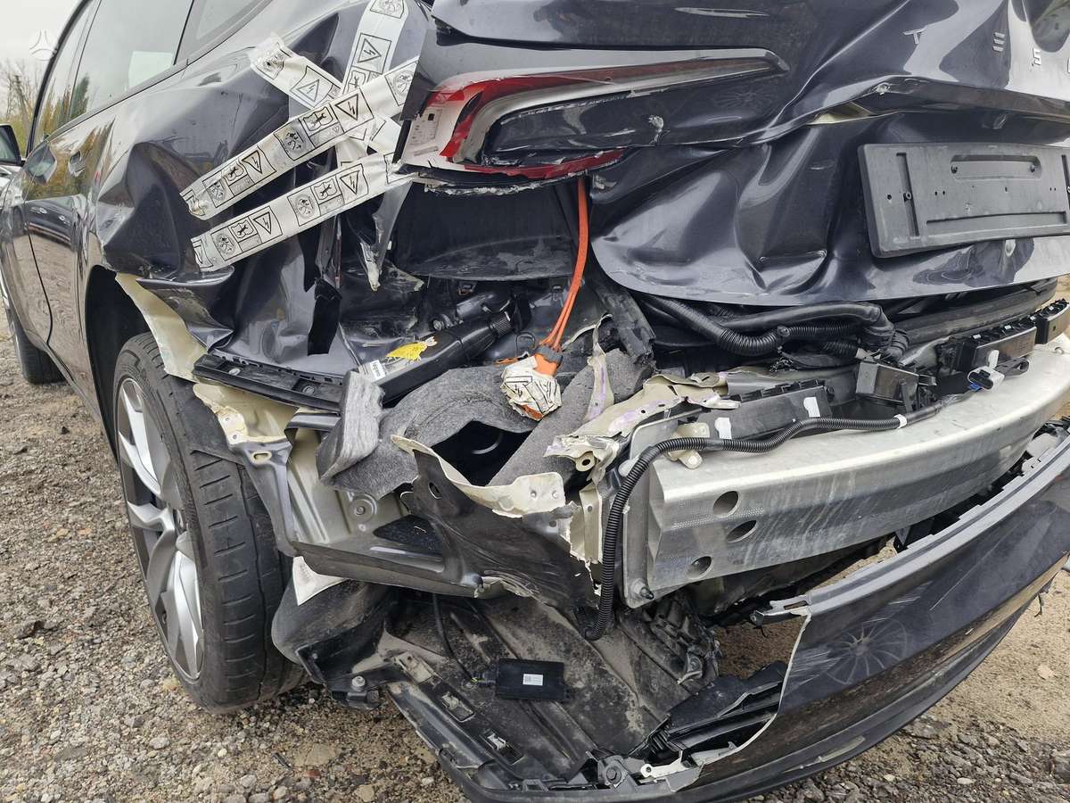 Tesla Model 3, sedanas