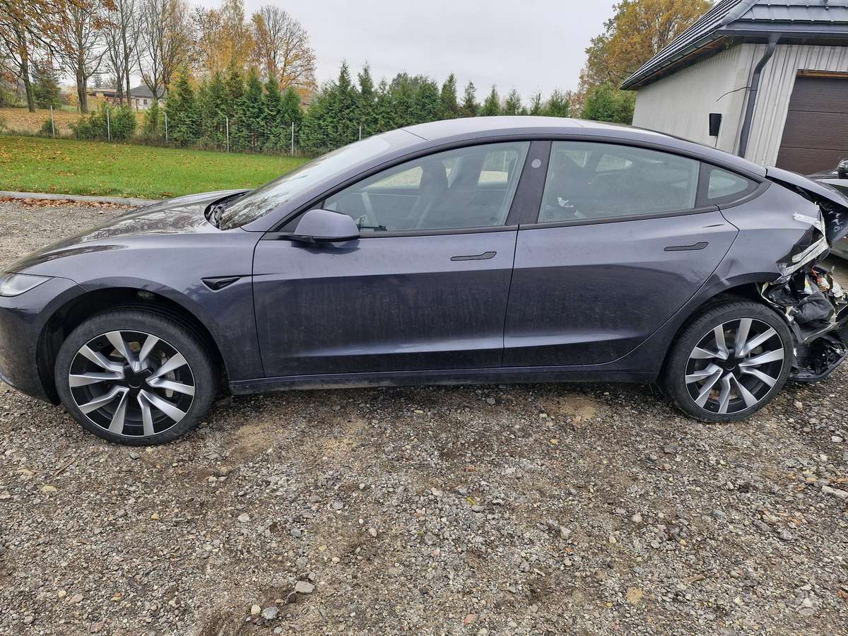 Tesla Model 3, Седан