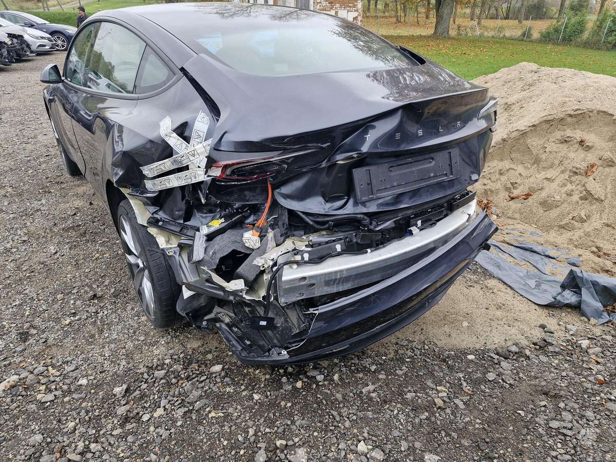 Tesla Model 3, Седан
