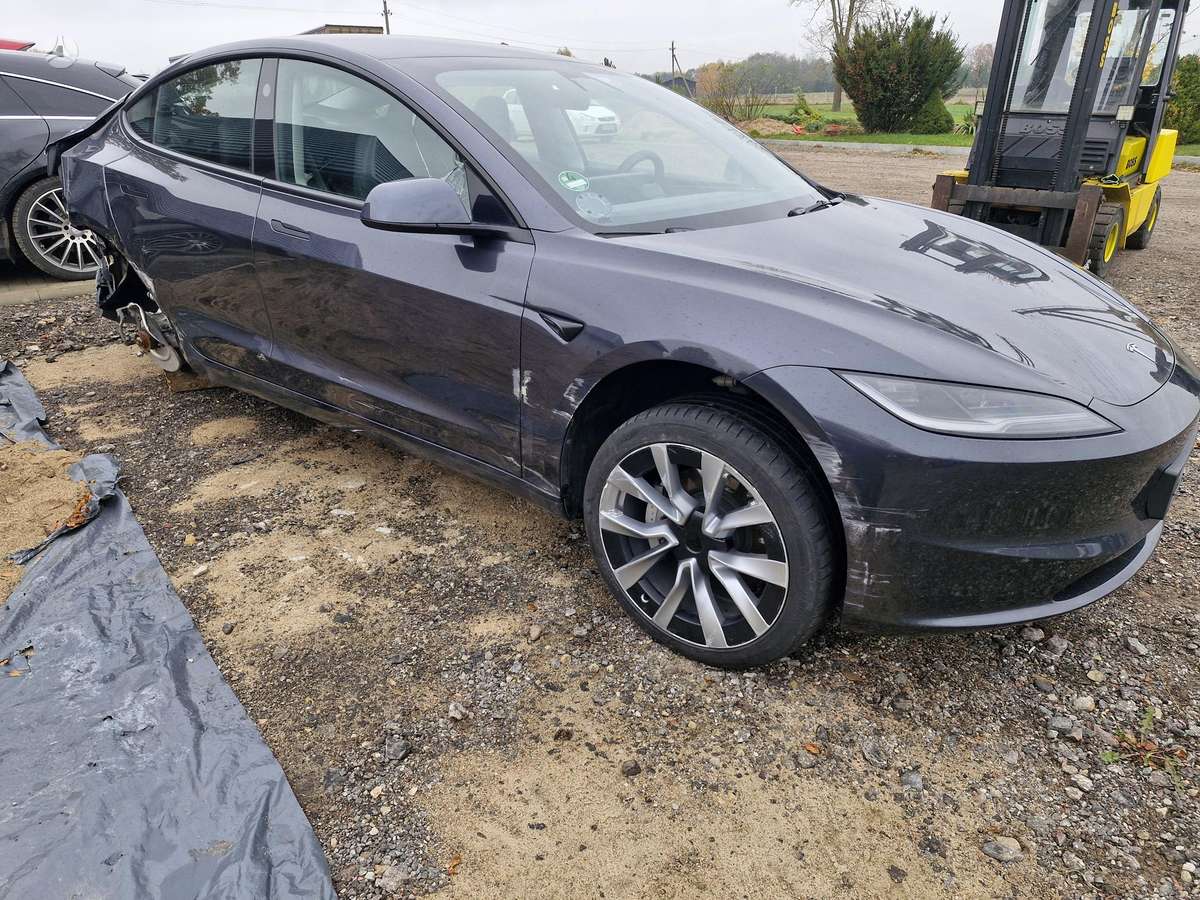 Tesla Model 3, sedanas