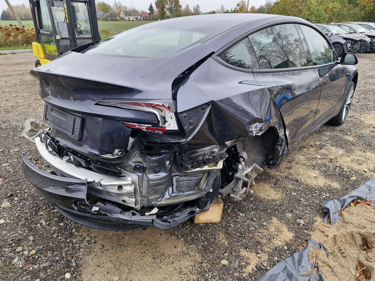 Tesla Model 3, saloon / sedan